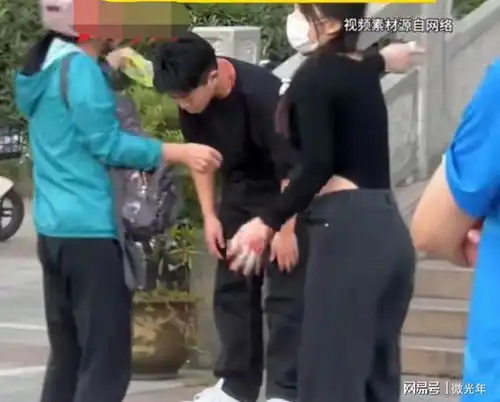  湖北大学情侣疑似被社会人士骚扰,目击者男同学被狠打头部