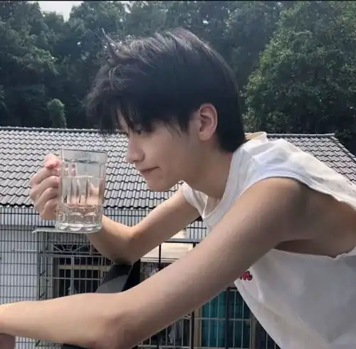  男生头像来世做春风流浪又自由