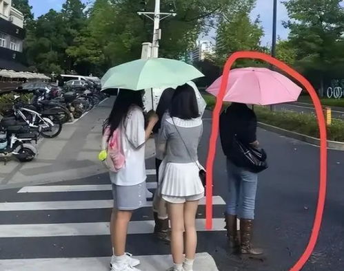  穷养女vs富养女,一组对比照看出差距,上大学后更加明显