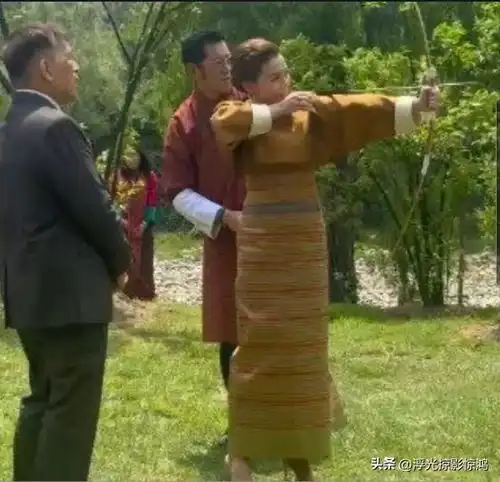  泰王夫妇体验射箭,苏提达王后换上不丹女装,拉弓又美又飒