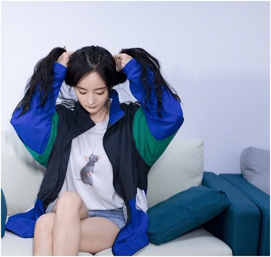  灰色毛衣过膝袜,穿出混搭风,不愧为下衣失踪的鼻祖