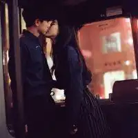  卡通带字情侣头像珍惜那个强忍着睡意坚持陪你聊天的人.