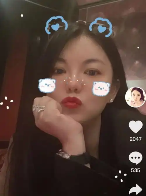  李湘意中人曝光穿情侣装一起自拍,被猜测已经领证