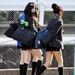  日本女学生冬天穿裙子,从小磨练意志走近一看才明白