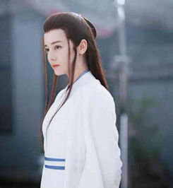  五位女星穿白衣,迪丽热巴帅气,杨幂清雅,而她画风突变