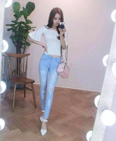  紧身牛仔裤美观又实用,随意怎么搭都很美