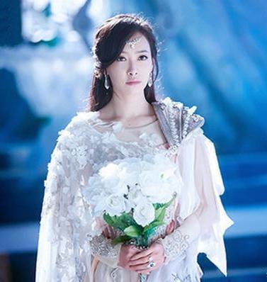  换上冰雪装的9位女星,赵丽颖霸气,张钧甯惊艳,唐嫣颜值巅峰