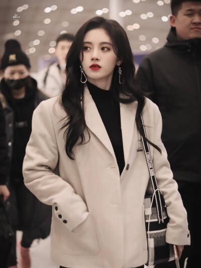  鞠婧祎更适合小清新不,烟熏女王才是她的正确打开方式