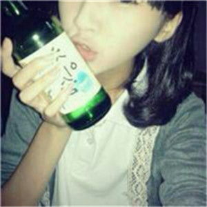  伤感头像女生冷淡喝酒痛苦的女生样子也是比较拽的