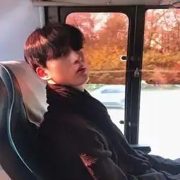  阳光帅气的男生贴吧头像青春时尚没有值不值得只有愿不愿意
