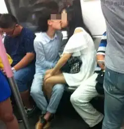  情侣地铁吻7站路卿卿我我十分暧昧惹乘客反感组图