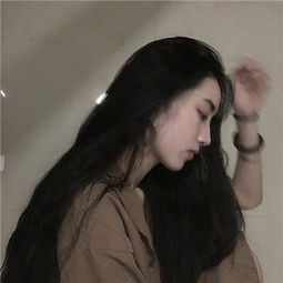  很火的句子你再不好,也总有个人死命守着你