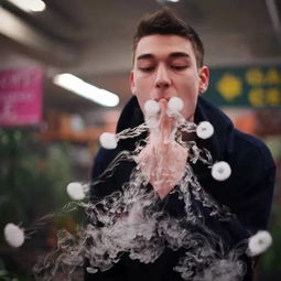  他是如何靠花式吐烟圈成为百万网红的