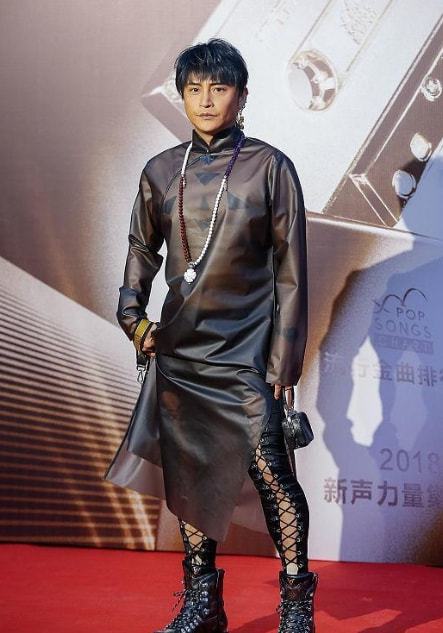  陈志明穿透光旗袍亮相红毯,搭配一头蓝发,审美真是一言难尽