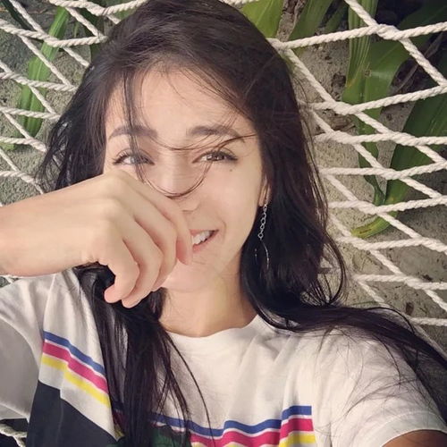 粉色系女生头像叶一云