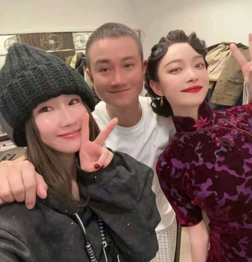  文章和女友酒店共度3天,女方娇小可人超可爱,他穿卡通衫同框卖萌