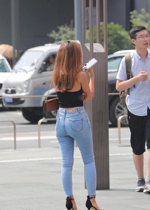  长腿姑娘适合穿打底裤,才能扬长避短打造出众美感,懒散随意