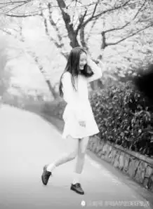  吴倩大学旧照流出,站在樱花树下美到让人心动,不愧是武大校花
