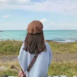  孤独背影看海女头像