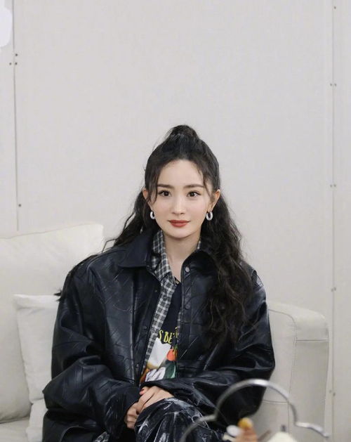  杨幂又出甜酷女孩装扮,黑色皮衣搭配格子衬衣,半高马尾甜美可爱