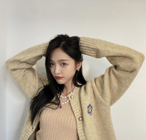  吴宣仪生日写真造型,白色毛绒开衫搭黑色裤子,不愧是青春美少女