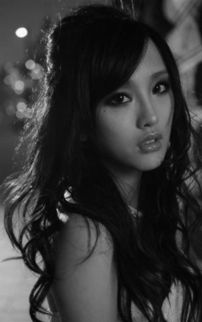  伤感黑白美女写真手机壁纸