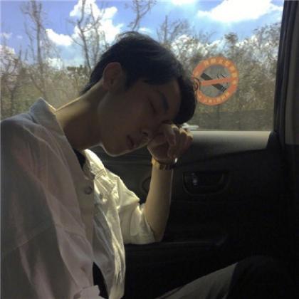  超拽有范伤感头像男生侧面的,只是伤心的表情不是太好了