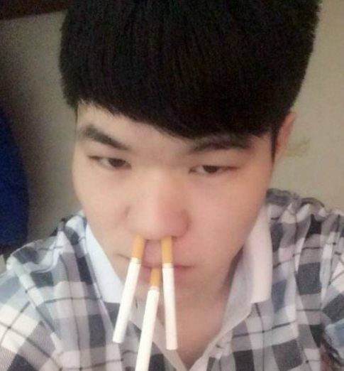 搞笑gif图同学上课打电话,老师都看不下去了