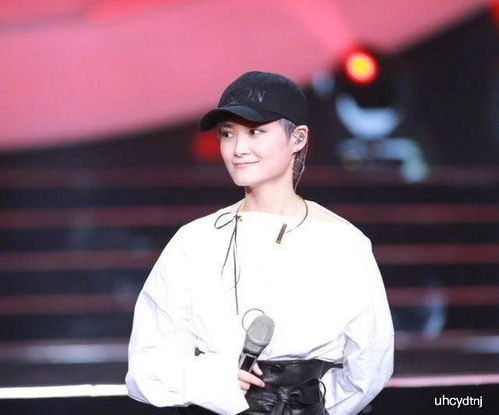  李宇春穿开叉裙了,简直女人味炸裂,是时候改口叫春姐了