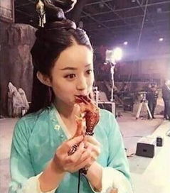  没有对比没有伤害,当红女星片场吃饭,颖宝吃相最逗