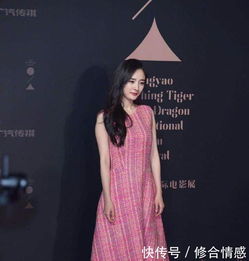  杨幂又穿粗呢连衣裙出席活动,优雅减龄,少女气质惊艳