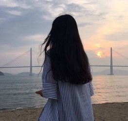  适合发qq动态的语句深爱之人藏心不挂嘴,久念之人入梦不入眼